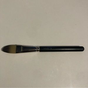 MAC SYNTHETIC FOUNDATION BRUSH 190